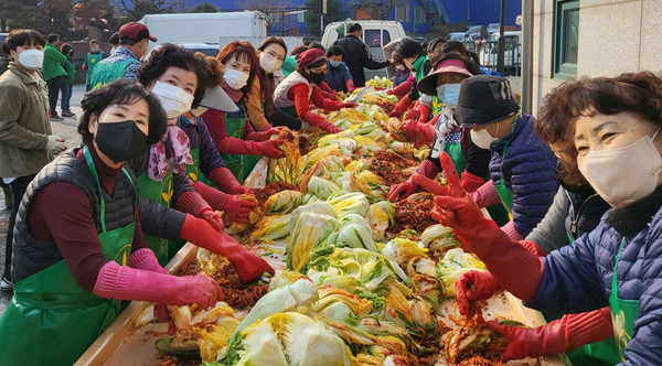 장항1동 이틀에 걸쳐 사랑의 김장 나눔을 진행했다. 