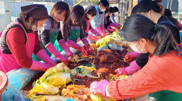 원신동새마을부녀회가 김장을 담그고 있다.