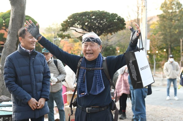 30km 완주자 중 최고령(85세)인 김규석 어르신. 사진 = 남동진 기자 