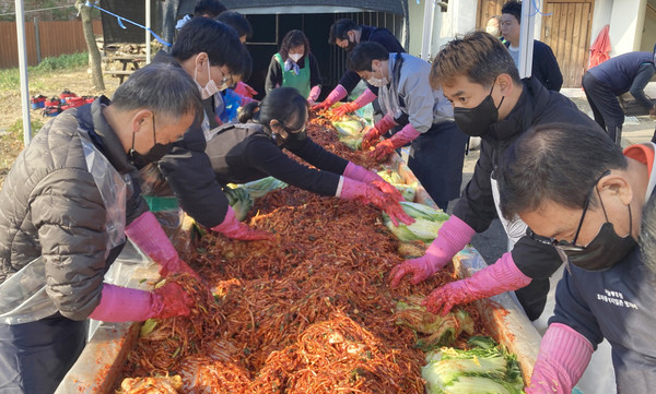 효자동 새마을부녀회와 직능단체가 저소득 취약계층을 위한 ‘사랑의 김장 김치 나눔’을 진행했다. 