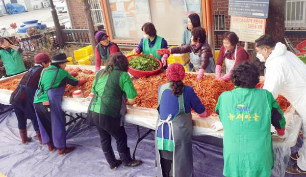 이날 고봉동은 300포기의 김치를 담가 지역 내 홀몸어르신과 장애인 등 저소득층 100여 가구에 전달했다.