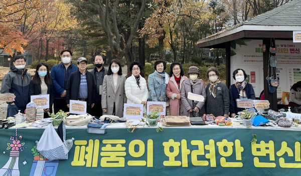 마두2동 주민자치회가 마두 강촌공원에서 업사이클링 작품전시회를 개최했다. 