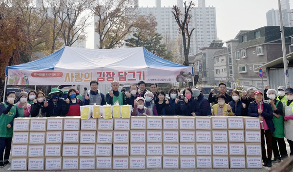 탄현1동 11월 9일과 10일 이틀에 걸쳐 ‘웃는 마을 탄현1동, 사랑의 김장 담그기’를 펼쳤다. 