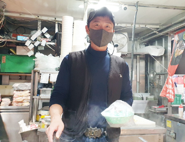 백동민 오빠네 옛날 떡볶이 대표는 "누군가로부터 도움을 받은 사람은 반드시 다른 사람에게 도움을 준다고 믿기 때문에 나누는 삶을 이어올 수 있었다"며 "고사리손으로 모은 돼지저금통을 들고 와 기부에 보태달라는 어린이 손님을 볼 때, 장학금을 받은 친구가 전국대회에 나가 우승했다고 감사의 편지를 보내왔을 때 느끼는 기분은 그 어떤 말로도 표현할 수 없을 것"이라고 말했다.