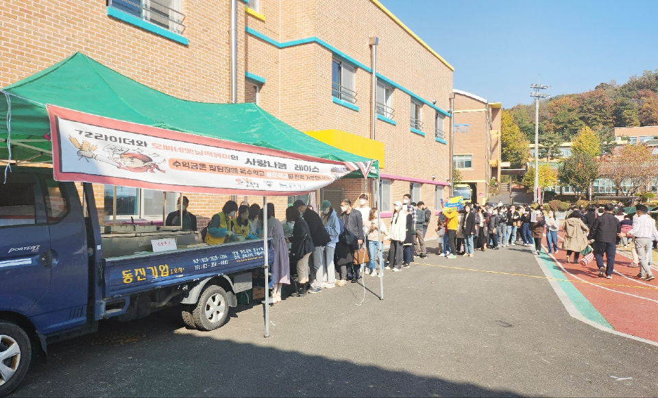 홀트학교 떡볶이 봉사. 백동민 대표는 2013년부터 매월 홀트학교 분식지원을  이어오고 있다.