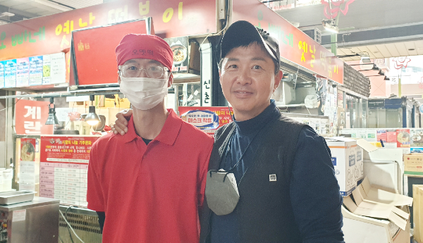 직원과 함께. 백 대표는 오늘날의 오옛떢은 함께해온 직원들이 있었기에 가능하다고 믿는다.