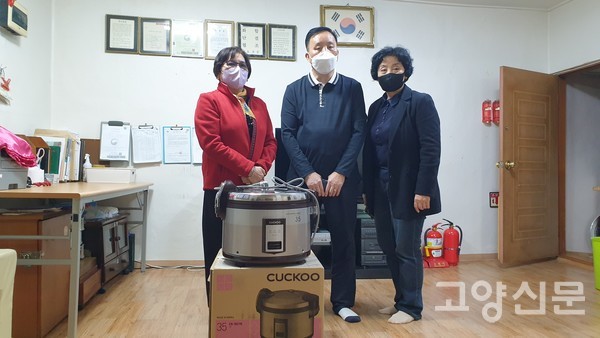 사진 왼쪽부터 화전2리 경로당 최양순 회장, 밥솥을 기부한 김영달씨, 고부미 고양시의회문화복지위원회 상임위원장.