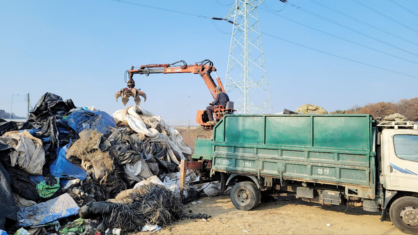 농업경영인 신도지구회와 화전지구회 회원들이 환경정화 활동에 적극 동참했다.