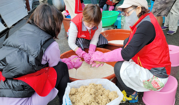 화정2동 주민자치회가 주민자치 활성화 사업인 ‘우리마을 꽃추장 담그기'를 하고 있다.