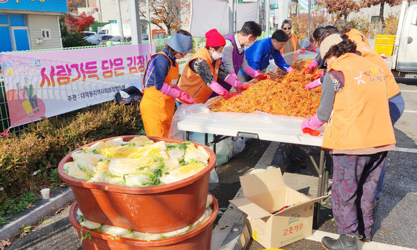 대덕동이 ‘사랑 가득 김장담그기’를 대덕동복지관에서 지역사회보장협의체 주관으로 진행했다.