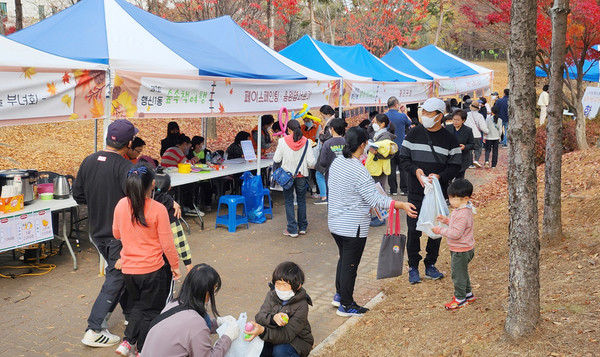 행신1동 주민자치회가 지도공원 야외음악당 일대에서 200여 명의 주민이 참여해 '숲속 책 여행'을 했다.