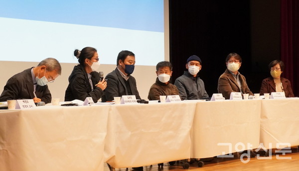 한강유역환경청의 입장을 전한 김현정 하천계획과 팀장이 마이크를 잡고 있다. 