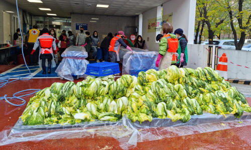 김장을 담그기 위해 분주하게 움직이는 참여자들