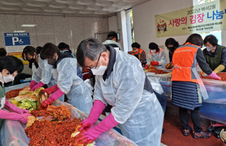 참여자들이 김장김치를 버무리고 있다.