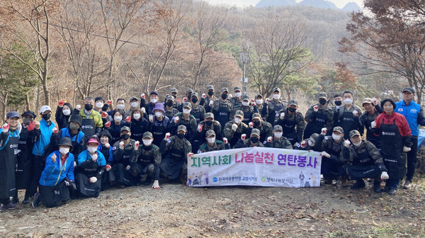 효자동이 국군장병들과 ‘사랑의 연탄나눔’봉사활동을 펼쳤다.