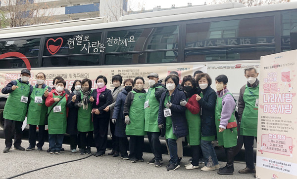 행신3동 주민자치회가 행정복지센터에서 2022년 주민자치 사업 ‘헌혈, 나라 사랑 이웃 사랑’을 개최했다.