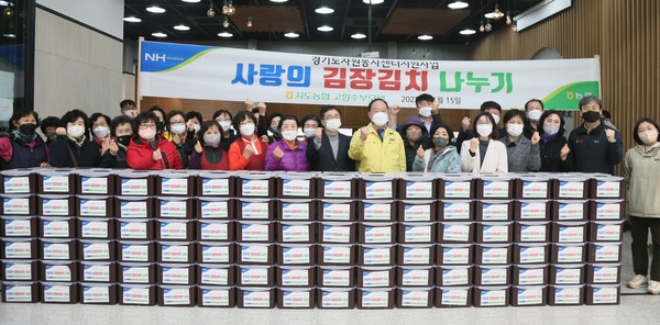  지도농협이 지역의 저소득층을 위해 120박스의 김장김치를 담아 8개 동에 전달했다. 