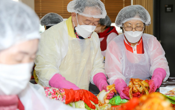 장순복 조합장과 윤화순 고향주모 회장이 김치를 버무리고 있다.