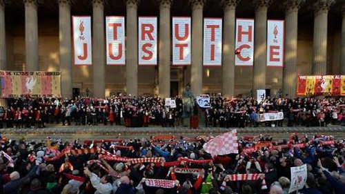 1989년 영국에서 발생한 힐스버러 참사 희생자들의 명예회복과 진실 규명을 요구하는 시민들.