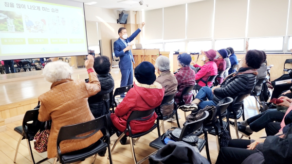 김혜성 사과나무의료재단 사과나무치과병원 이사장이 어르신들에게 구강 건강에 대한 교육을 하고 있다.