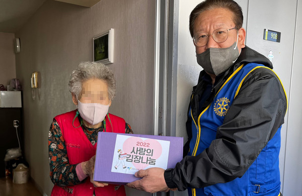 김장김치를 전달하는 봉사자