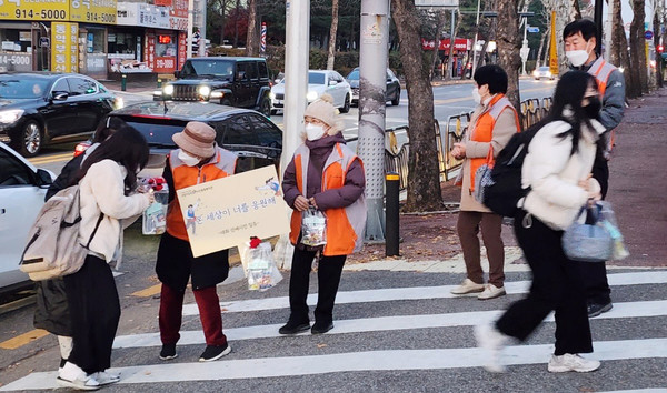 수험생들을 격려하는 선배시민들.