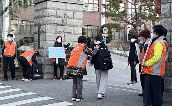 응원을하며 등을 토닥이는 참여자들.