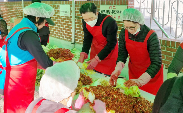  구자현 회장(가운데)과 봉사장들이 김장을 하고 있다.