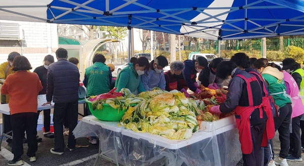 김장김치를 담그는 참여자들