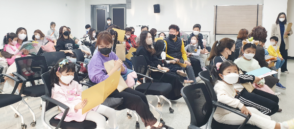 시상식을 찾은 어린이와 가족들.