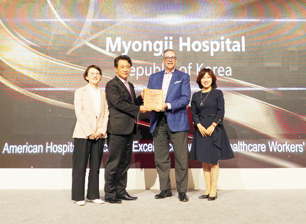 국제병원연맹 두바이 총회 IHF Awards 2022 수상 사진(왼쪽에서 두 번째가 이왕준 명지병원 이사장)