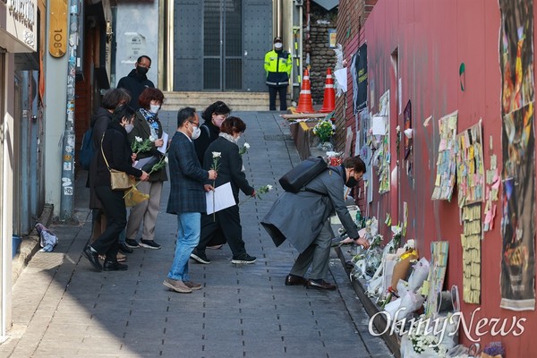 이태원 사고 현장을 찾아 희생자들을 애도하며 헌화하는 사람들. [사진출처=오마이뉴스 Ⓒ권우성] 