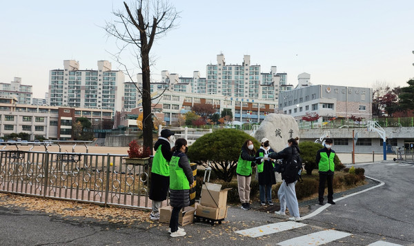 일산1동 청소년지도협의회가 일산고등학교에서 대학수학능력시험을 치르는 수험생들에게 응원을 했다.