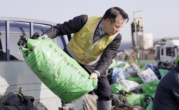임용식 송포농협 조합장이 수거활동에 동참해 농업용폐자재를 나르고 있다.