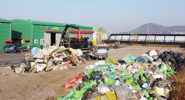 수거된 농업용 폐자재는 분리된 후 재활용되거나 폐기된다.