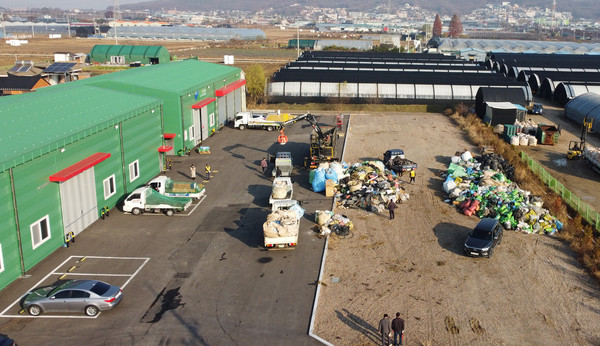 일산서구 구산동에 신축 이전한 송포농협 농기계수리센터에서 진행된 농촌환경 보호운동 활동.