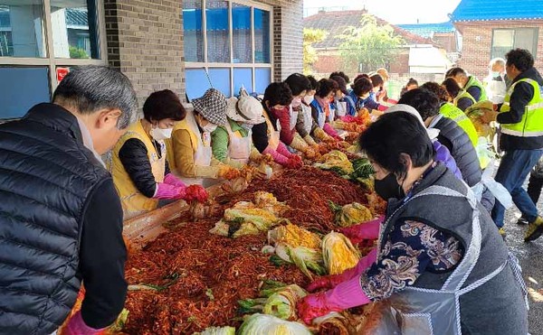 삼송1동 새마을부녀회와 통장협의회, 주민자치회 등이 ‘사랑의 김장 나눔’을 하고 있다.
