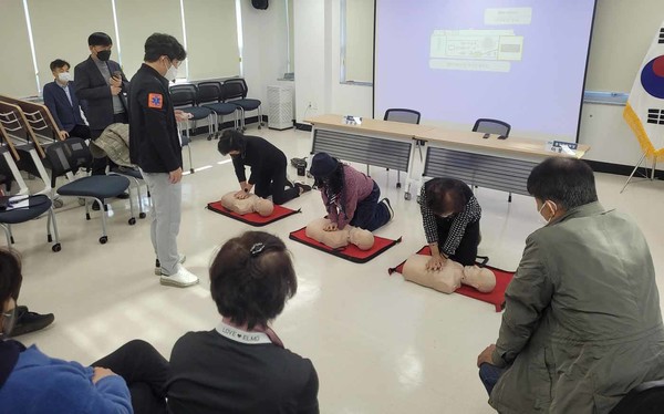 마두1동 행정복지센터가 현직 통장들을 대상으로 응급처치교육을 진행하고 있다. 