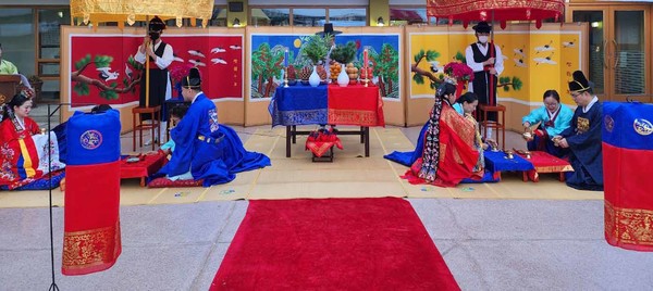 고양시다문화가족지원센터가 다문화 부부에 전통혼례식을 진행하고 있다.