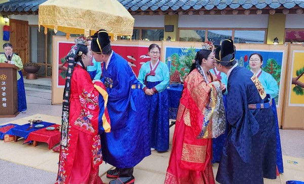 고양시다문화가족지원센터가 고양문화원에서 다문화 부부에 전통혼례식을 진행하고 있다.