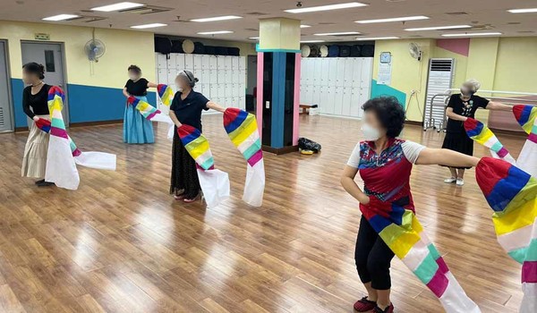 어르신들이 가지각색인 한삼을 활용해 춤을 연습하고 있다.