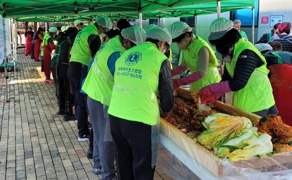 창릉동 새마을부녀회와 새마을지도자협의회가 지역 취약계층을 위한 ‘사랑의 김장 나눔’을 펼쳤다.