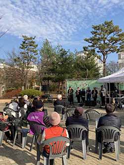  행신4동 주민자치회가 서정문화공원에서 첫 번째 버스킹을 진행했다.