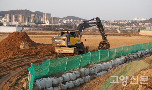 둑방 공사는 잠정 중단됐지만, 둑방길 진입로 공사는 다시 재개됐다. 11월 18일 모습.