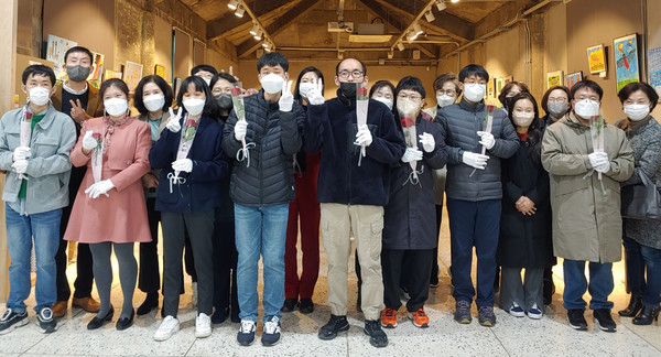 토당문화플랫폼 능곡1904에서 ‘내가 바라보는 세상’ 전시가 진행되고 있다. 참여작가와 관계자들.