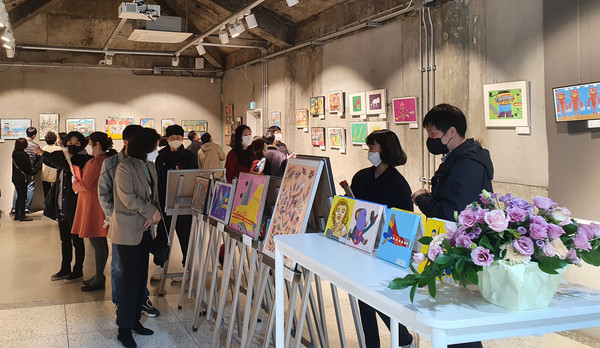 토당문화플랫폼 능곡1904에서 진행된 오프닝 행사는 작가들이 참여해 커팅식을 진행했다.