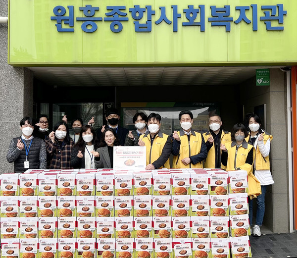  고양시원흥종합사회복지관이 동절기 김장철을 맞이해 사랑의 김장김치 지원행사를 진행했다.