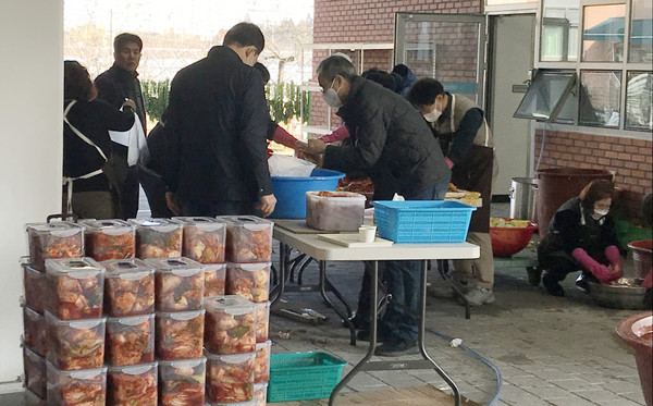풍산동 주민자치회가 지역 내 이웃에게 마음을 전하기 위한 사랑의 김장 나눔 행사를 진행했다.