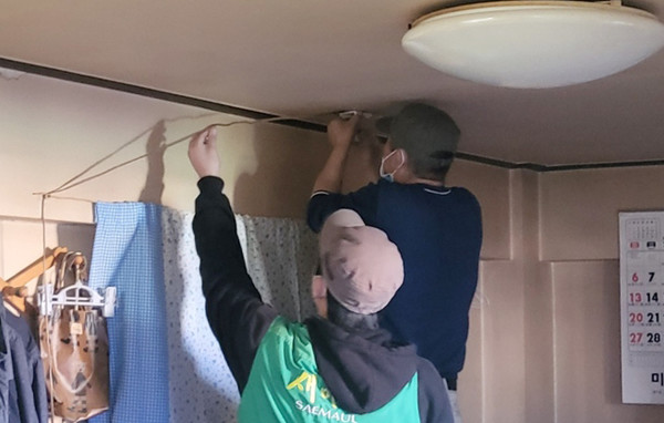 능곡동 새마을지도자협의회가 저소득 독거노인과 취약가구에게 주거환경개선 봉사를 진행했다.