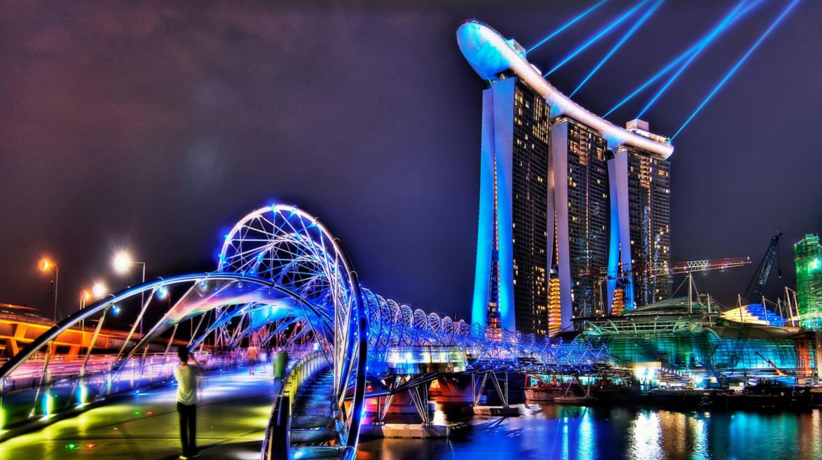 외국인들이 싱가폴을 찾는 이유가 이 호텔의 설립 전후로 크게 나뉠 정도로 싱가포르 관광산업에도 가장 크게 영향을 끼친 건물인 마리나베이 샌즈호텔